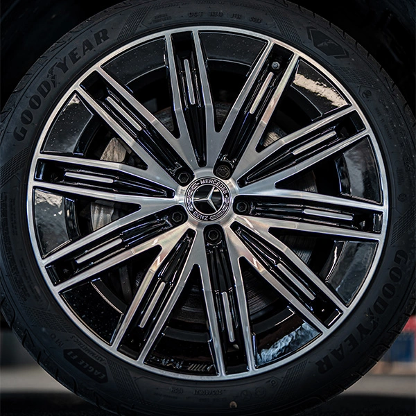 detailfoto van de velg met wieldop in de Mercedes-Benz EQE SUV