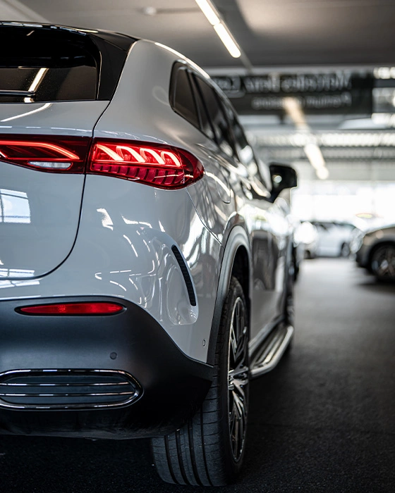 Detailfoto van de achterlampen van de Mercedes-Benz EQE SUV