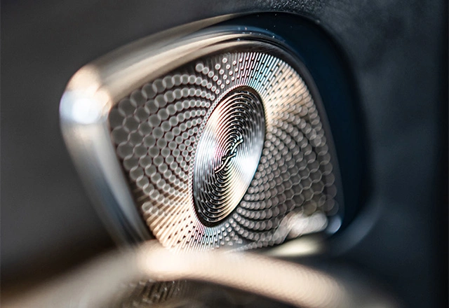 Detailfoto van het surround sound systeem in de Mercedes-Benz EQE SUV