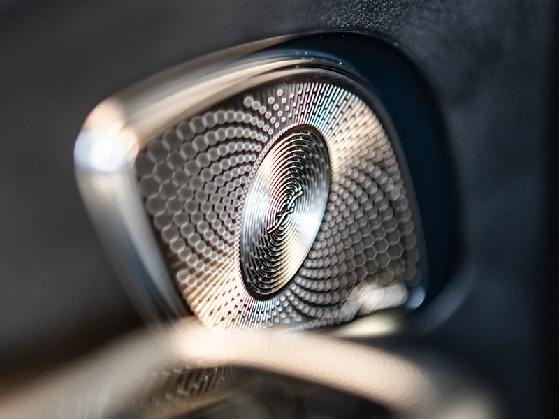 Detailfoto van het Burmester 3D surround sound system in de Mercedes-Benz EQE SUV