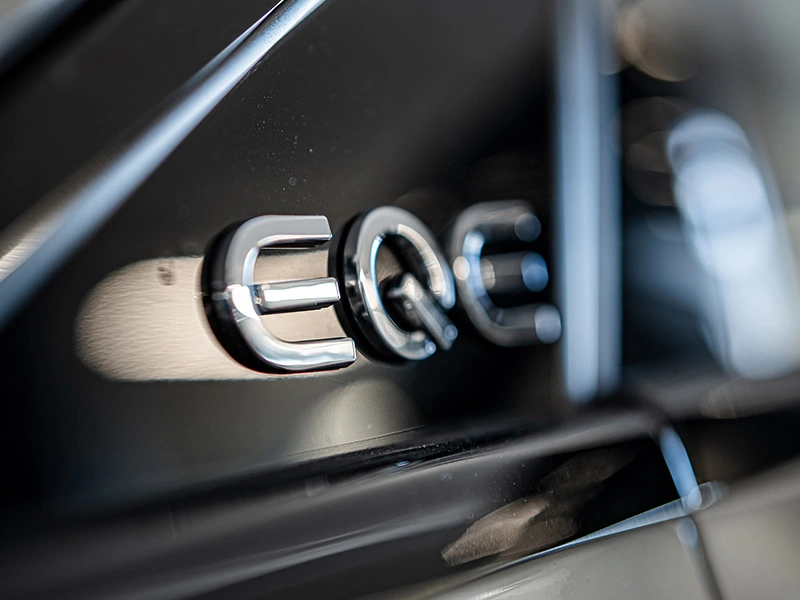 Detailfoto van de letters EQE op de Mercedes-Benz EQE SUV