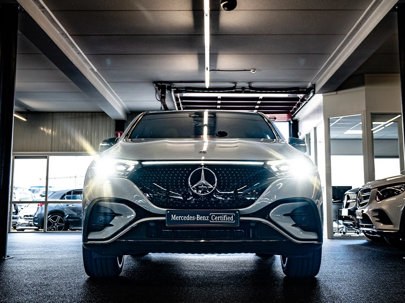 Foto van het vooraanzicht van de Mercedes-Benz EQE SUV