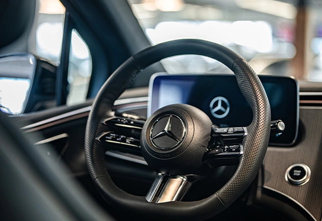 Detailfoto van het stuur van de Mercedes-Benz EQE SUV