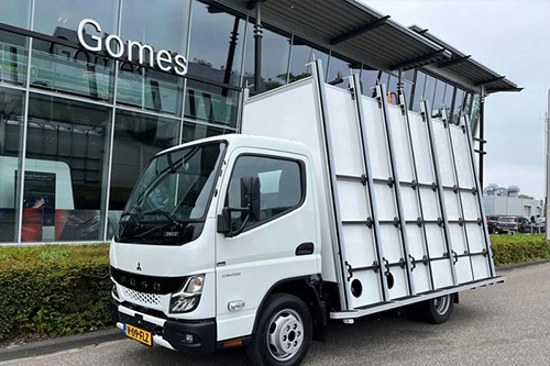 Foto van de aflevering van een FUSO Canter aan DMG Glaswerken