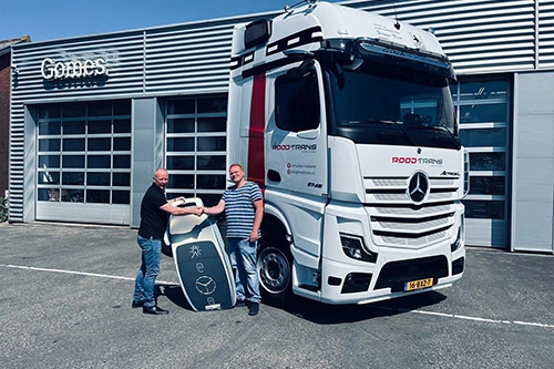 Foto van de aflevering van een Mercedes-Benz Actros truck aan Rood Transport
