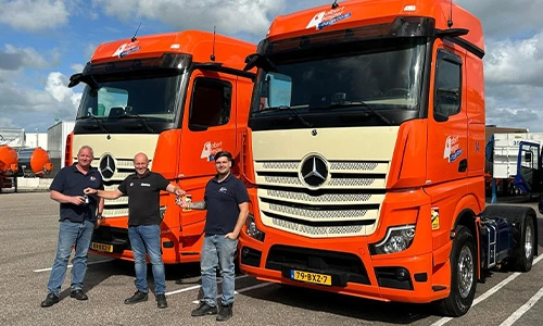 Foto van de aflevering van Mercedes-Benz Actros BigSpace trucks aan Albert Keijzer