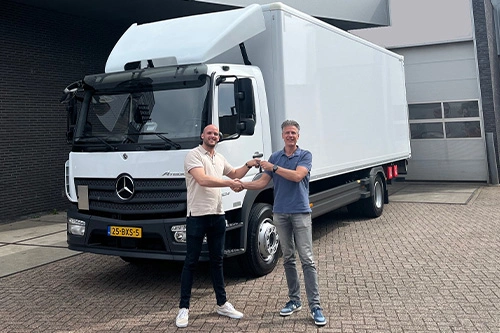 Foto van de aflevering van een Mercedes-Benz Atego truck aan Audivio BV