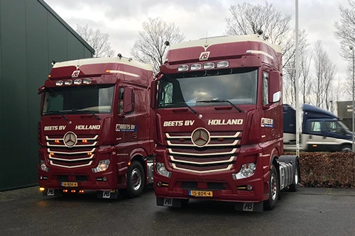 Foto van de aflevering van Mercedes-Benz Actros trucks aan AB Beets