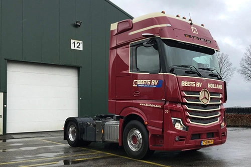 Foto van de aflevering van een Mercedes-Benz Actros truck aan Albert Beets