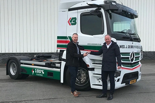 Foto van de aflevering van een Mercedes-Benz eActros truck aan Wed. J. de Bruyn en Zonen BV