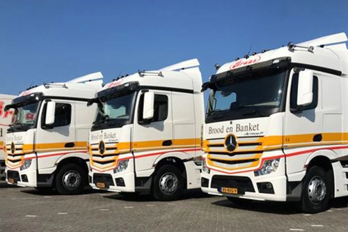 Foto van de aflevering van een Mercedes-Benz Actros F trucks aan Bakkerij Braas