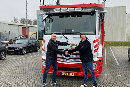 Foto van de aflevering van een Mercedes-Benz Actros truck aan Breedijk