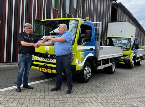 Foto van de aflevering van een FUSO Canter aan Gemeente Dijk en Waard