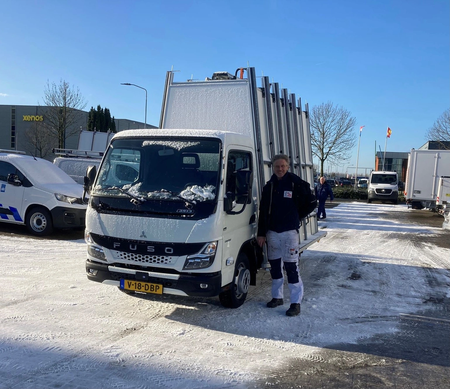 Foto van de aflevering van een FUSO truck aan de Haagsche Glashandel en Amersfoortse Glaswacht