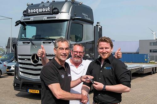 Foto van de aflevering van een Mercedes-Benz Actros truck aan Hoogwout Berging