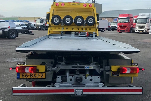 Foto van de aflevering van een Mercedes-Benz Atego truck aan Haulo