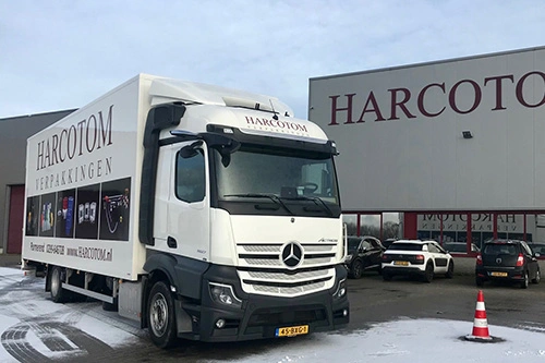 Foto van de aflevering van een Mercedes-Benz Actros truck aan Harcotom