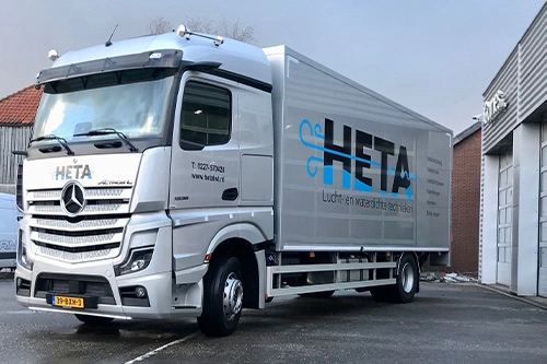Foto van de aflevering van een Mercedes-Benz Actros L truck aan Heta Lucht- en waterdichte technieken BV