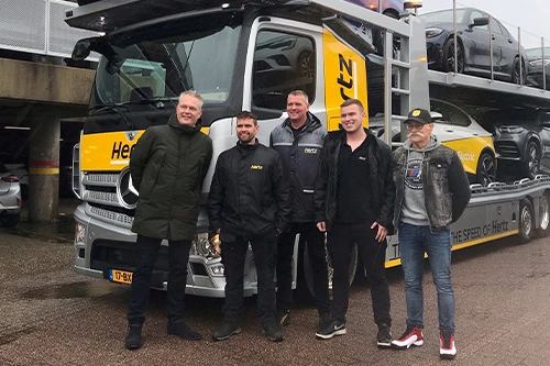 Foto van de aflevering van een Mercedes-Benz Actros truck aan Hertz