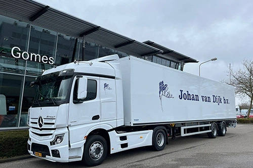 Foto van de aflevering van een Mercedes-Benz Actros F truck aan Johan van Dijk