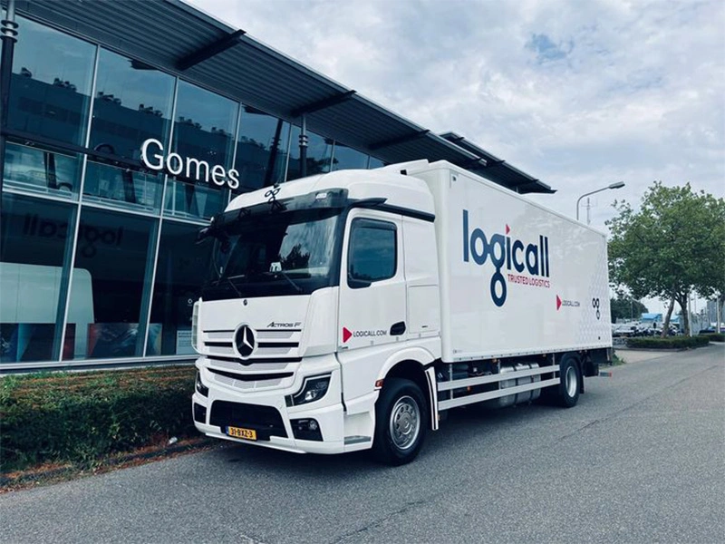 Foto van de aflevering van een Mercedes-Benz truck aan Logicall