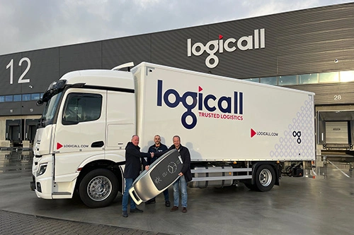Foto van de aflevering van een Mercedes-Benz Actros truck aan Logicall