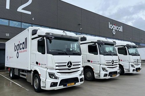 Foto van de aflevering van Mercedes-Benz Actros F trucks aan Logicall