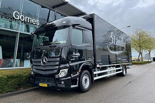 Foto van de aflevering van een Mercedes-Benz Actros truck aan Standby Logistics