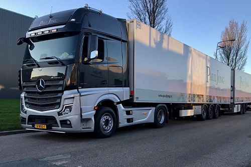 Foto van de aflevering van een Mercedes-Benz Actros truck aan Paul Jong