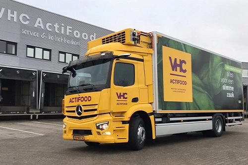 Foto van de aflevering van een Mercedes-Benz Actros truck aan VHC ActiFood BV