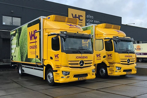 Foto van de aflevering van Mercedes-Benz eActros trucks aan VHC Jongens