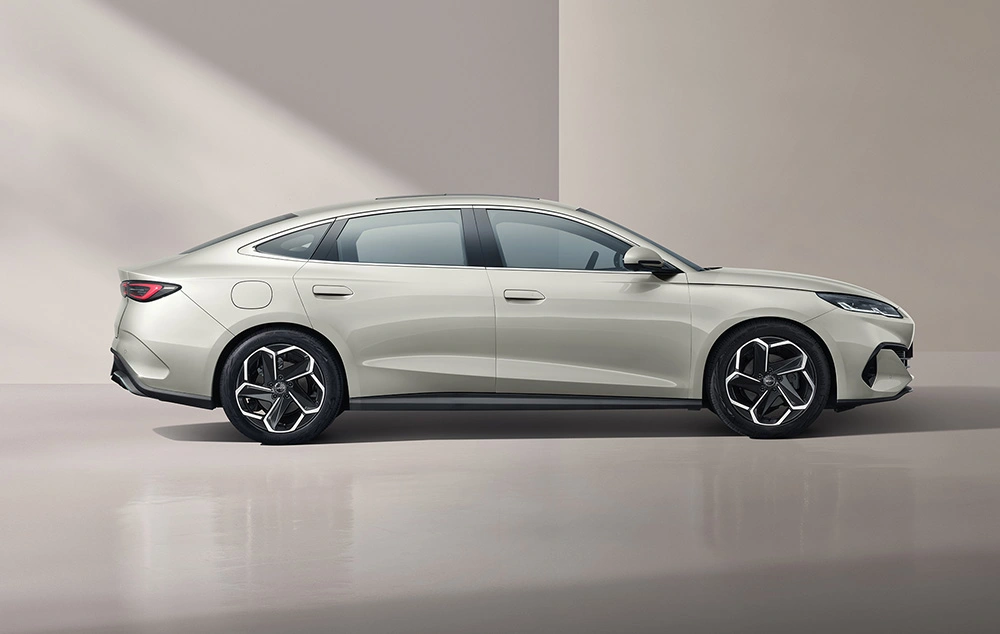 BYD SEAL 6 DM-i Exterieur Dubbele taillelijn voor een dynamische look  Gomes