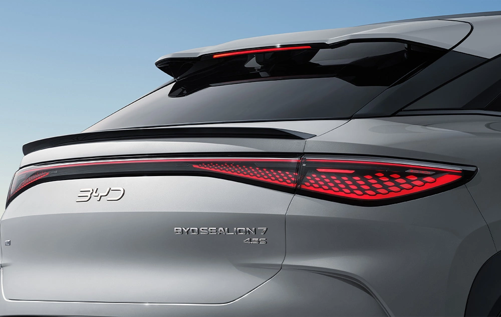 BYD SEALION Exterieur Futuristische achterlichten Gomes
