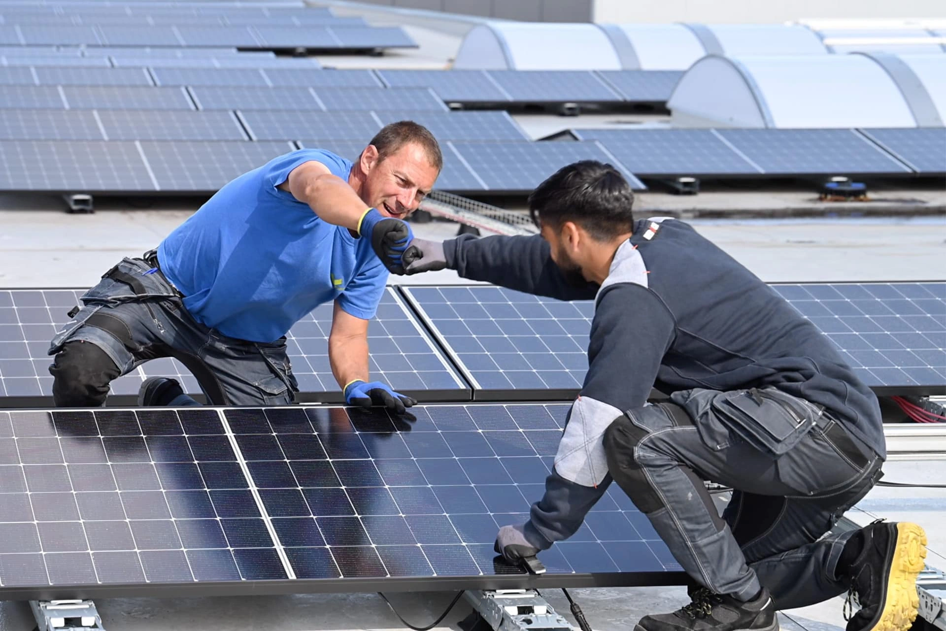 personen die zonnepanelen installeren