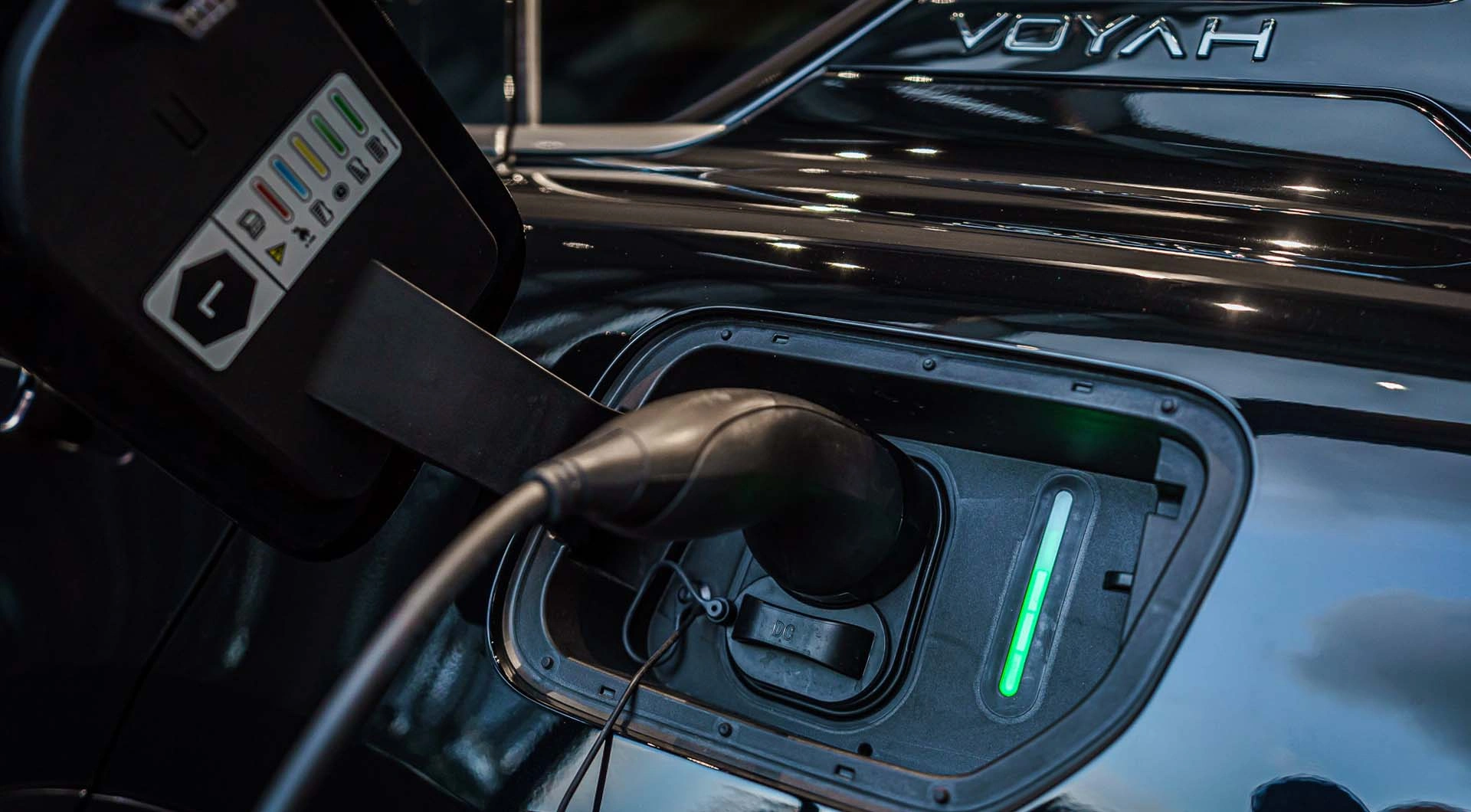 Foto van auto die opgeladen wordt