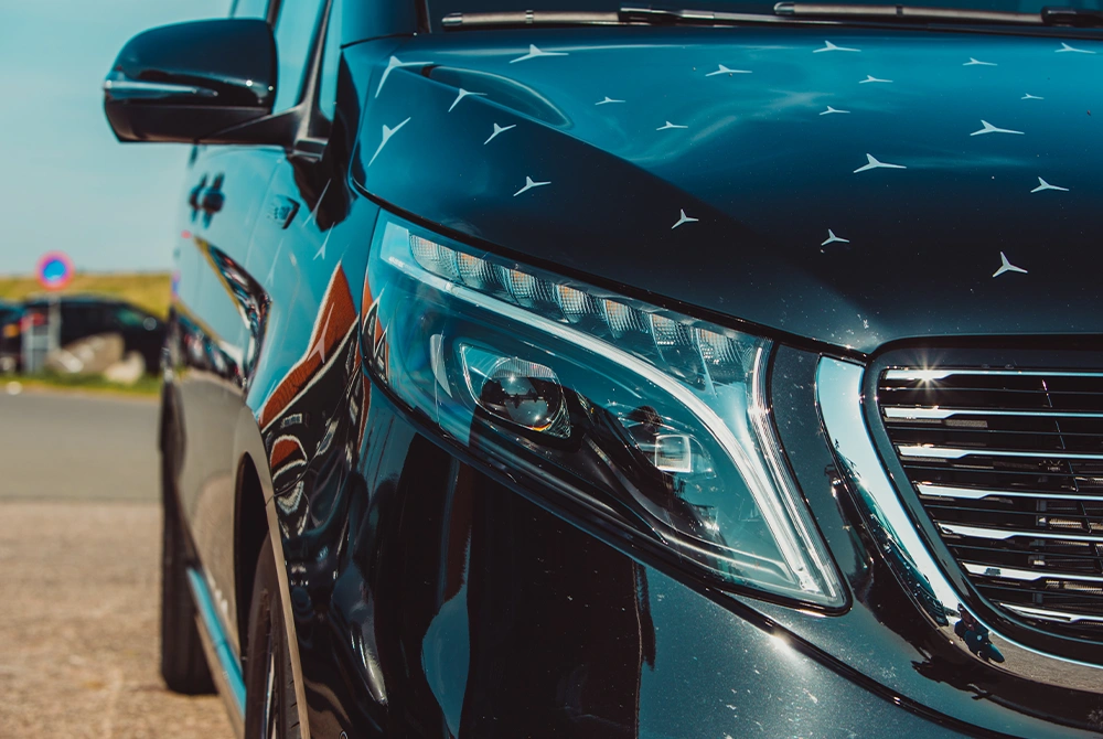Een detail van een Mercedes-Benz bedrijfswagen