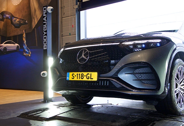 Mercedes-Benz rijdt service-drive in Gomes in voor bandencontrole