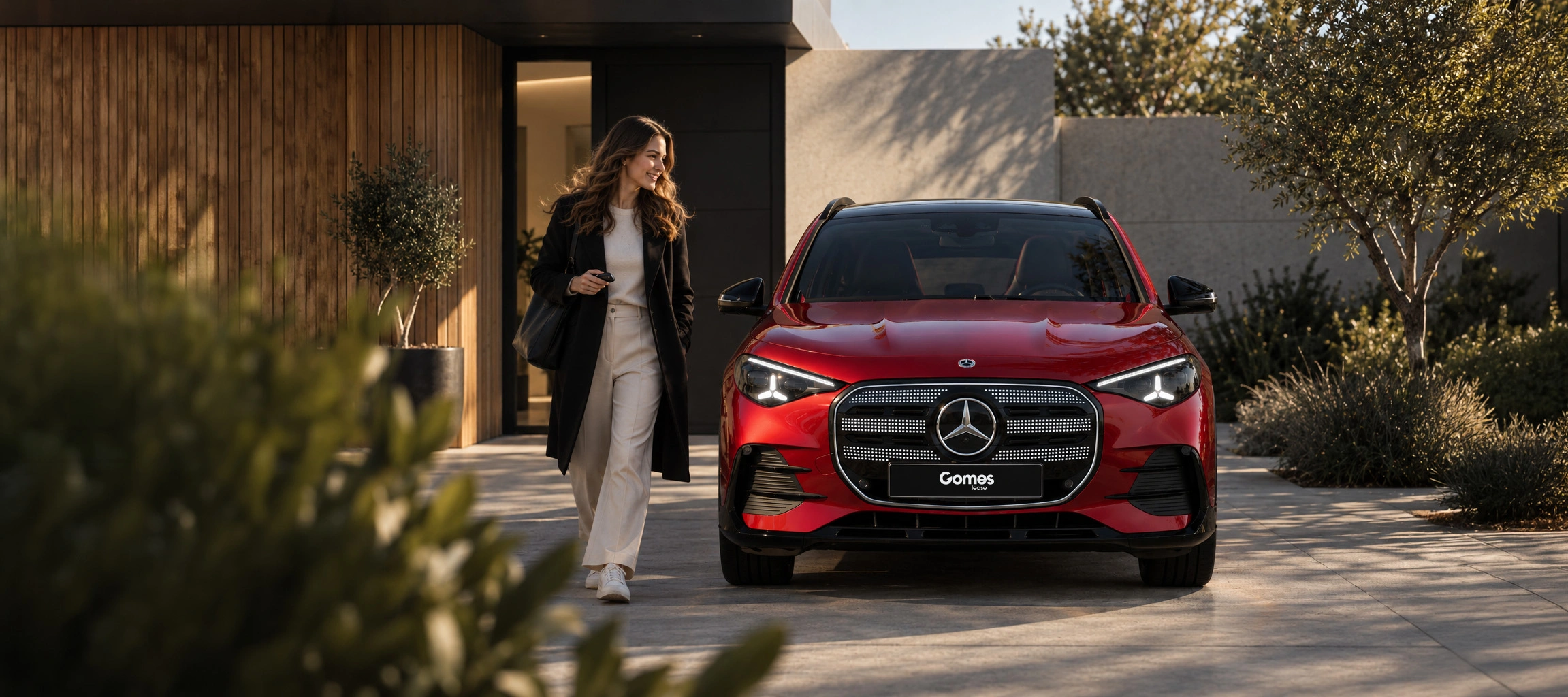 De nieuwe Mercedes-Benz GLA met vrouw die deze auto leased bij Gomes