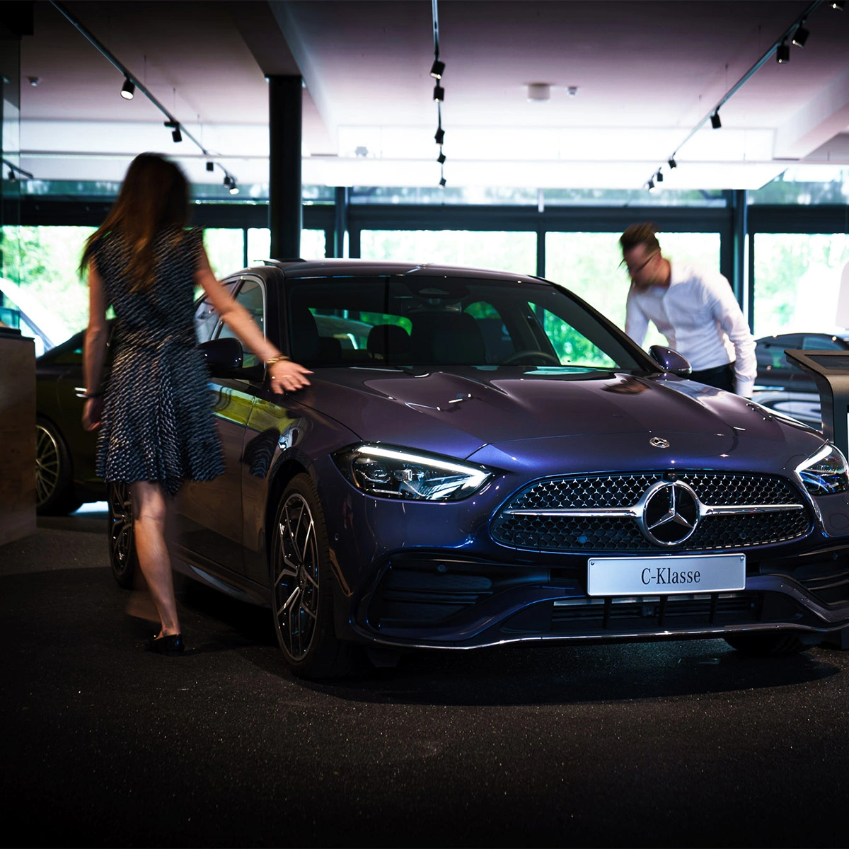 Klanten bekijken Mercedes-Benz C-Klasse in de showroom van Gomes