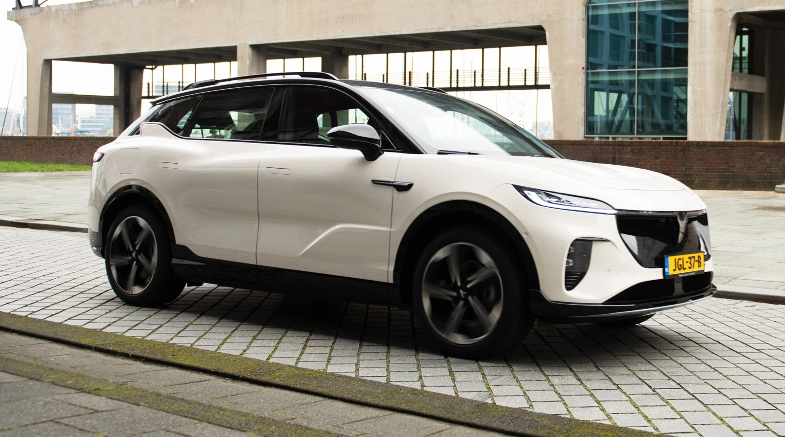 Detailfoto van de velg van een VOYAH Free in zwarte uitvoering