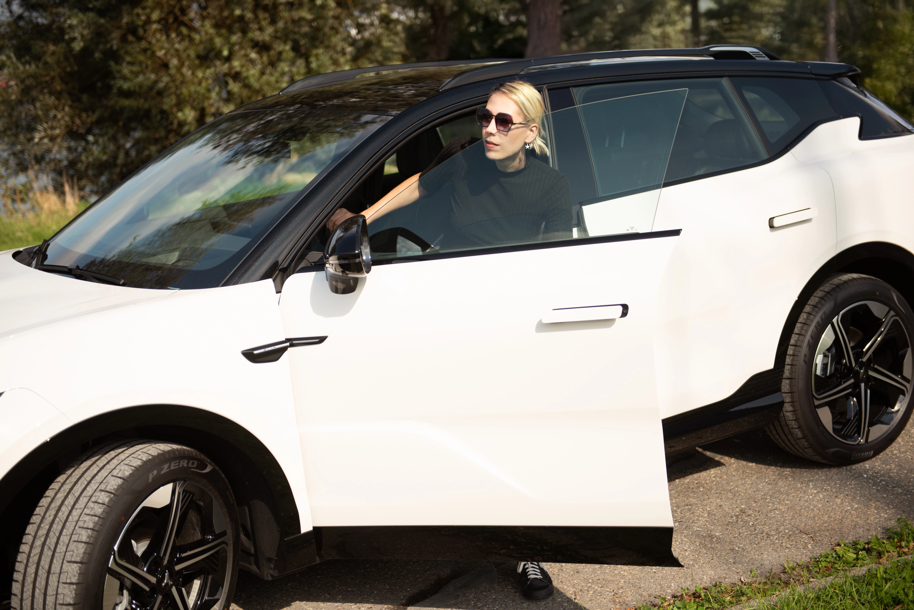 Detailfoto van de gril van een VOYAH Free in zwarte uitvoering