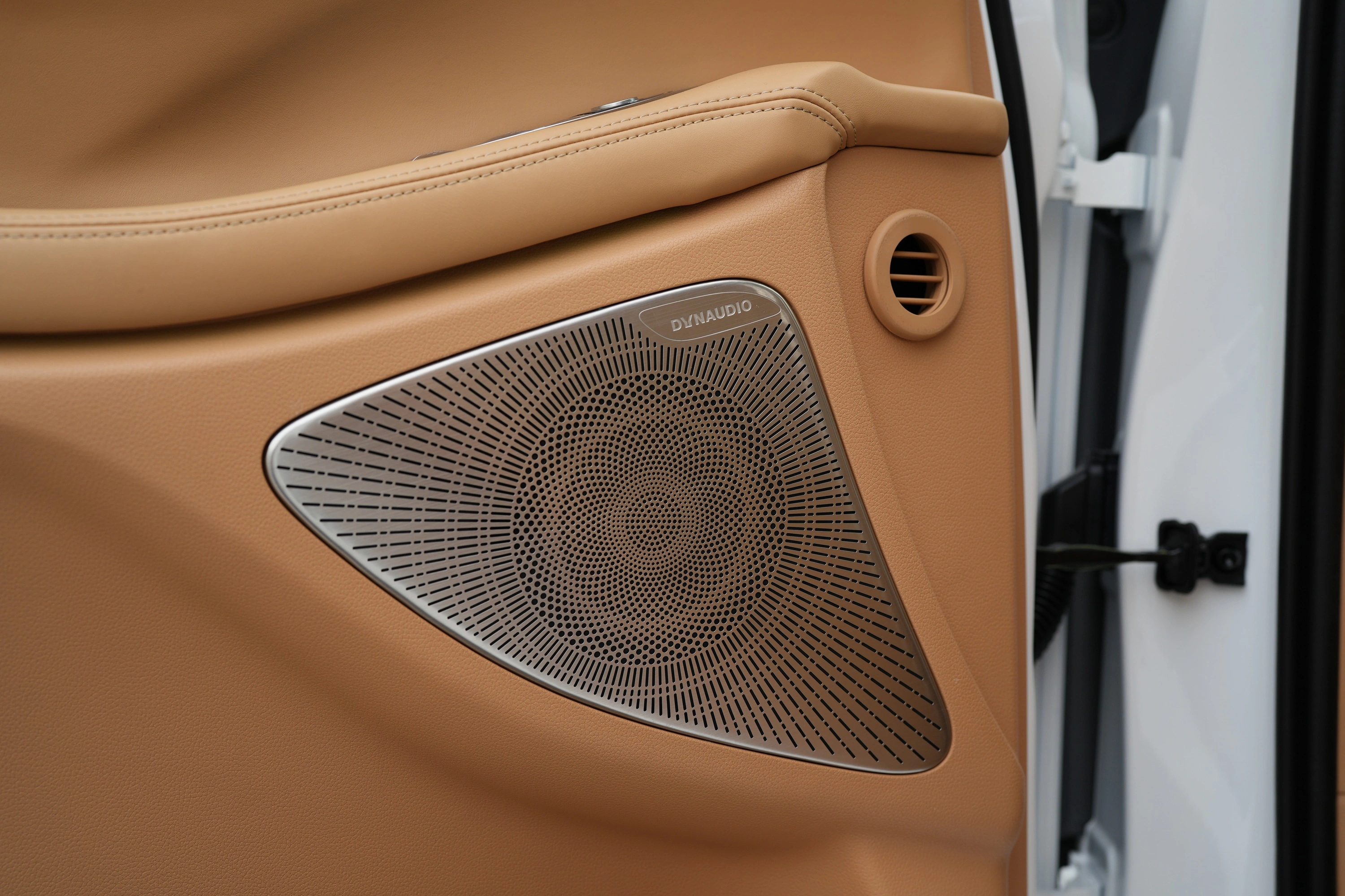 Detailfoto van de soundbox in een VOYAH Free