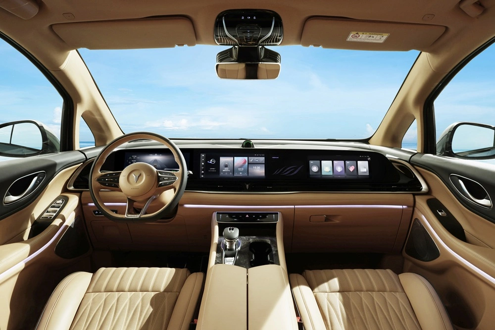 Detailfoto van het interieur van de VOYAH Dream  met focus op het stuur