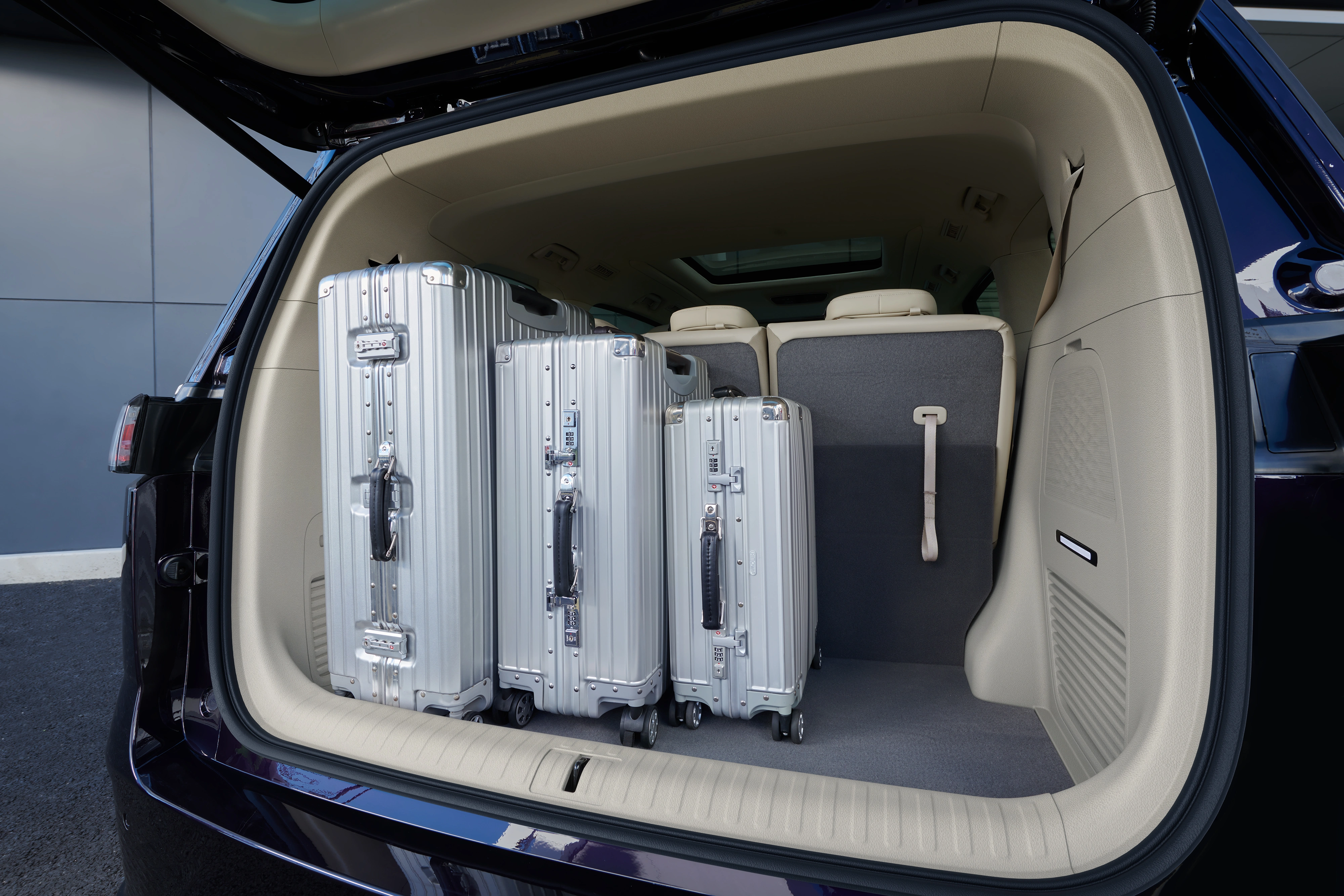 Detailfoto van het dimbare panoramadak van een VOYAH Free in zwarte uitvoering