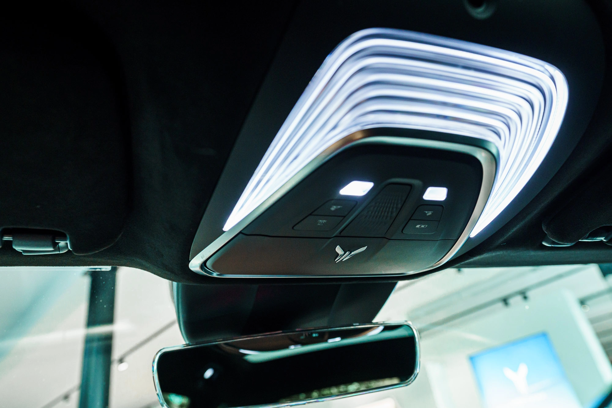 Detailfoto op het licht in het interieur van de VOYAH Free in zwarte uitvoering