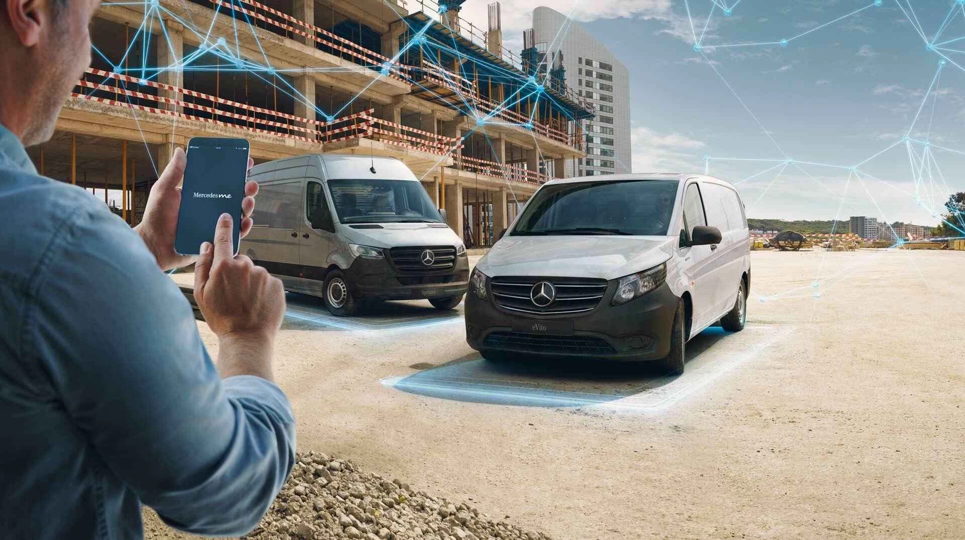 Foto van vrouw die de Mercedes me app gebruikt
