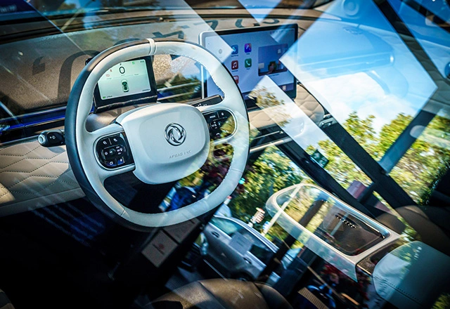 Foto van het vooraanzicht van de Mercedes-Benz EQE SUV