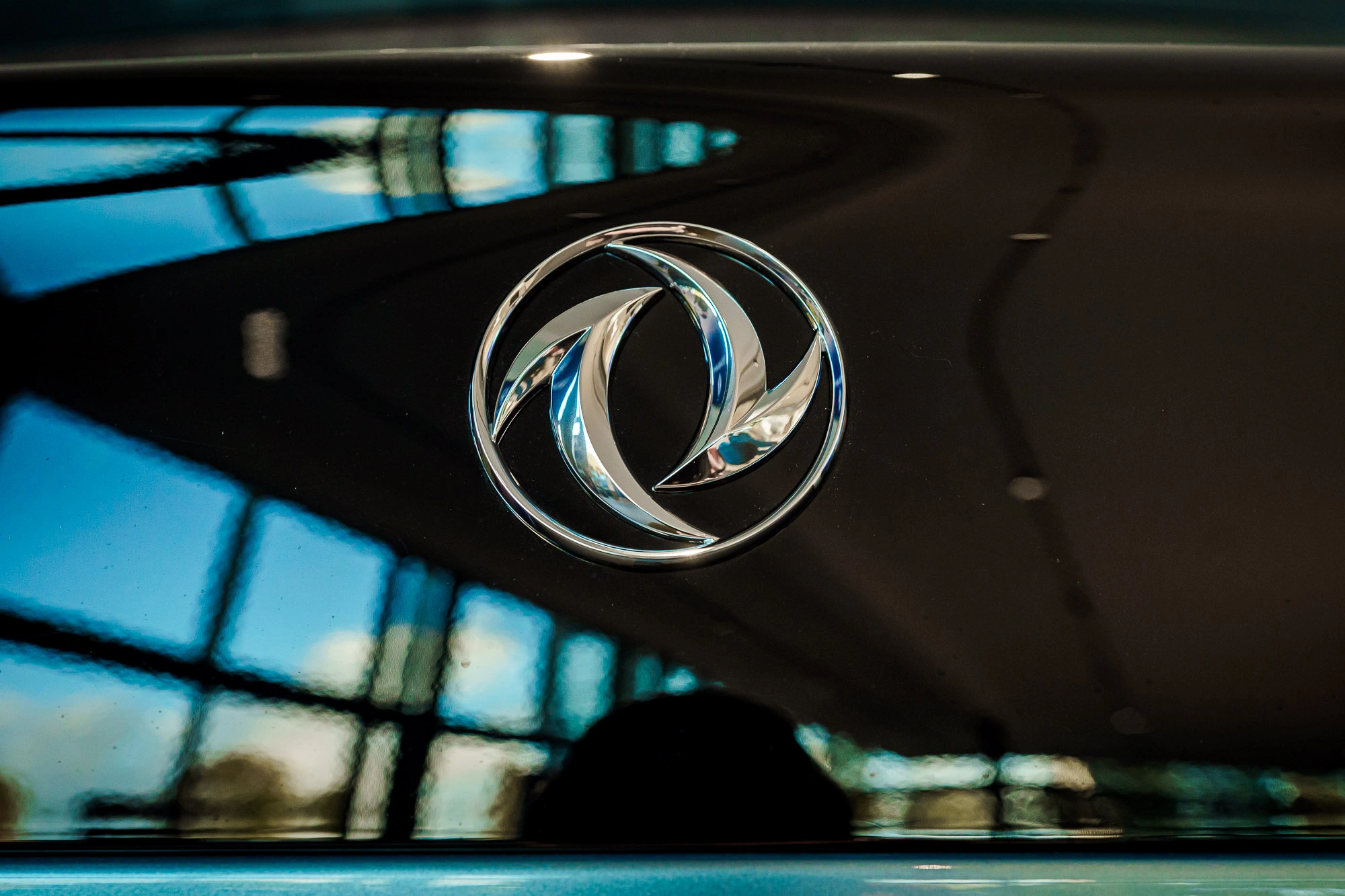 Foto van de achterkant van een Dongfeng BOX met de koplamp als detail