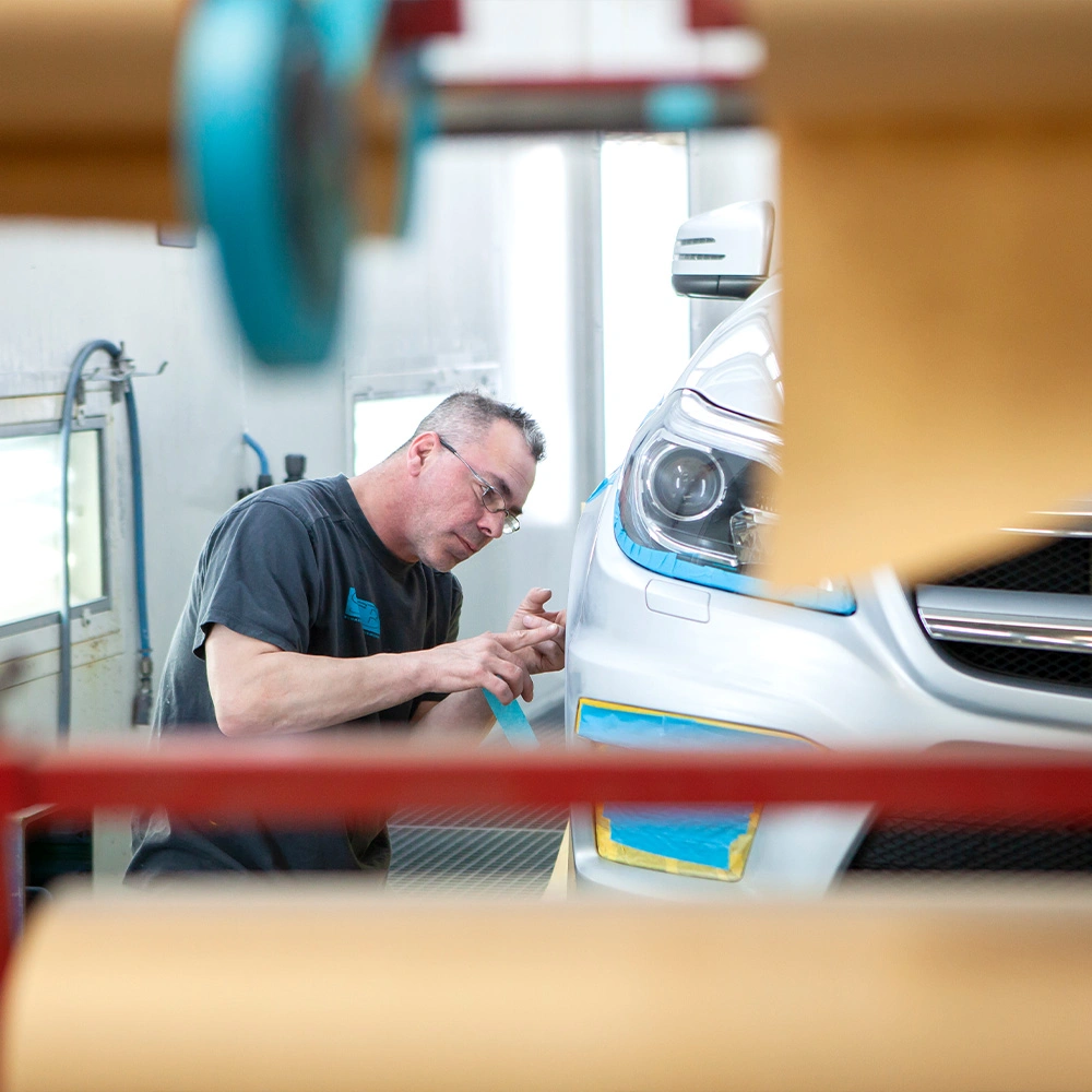 Gomes schade expert repareert een schade auto