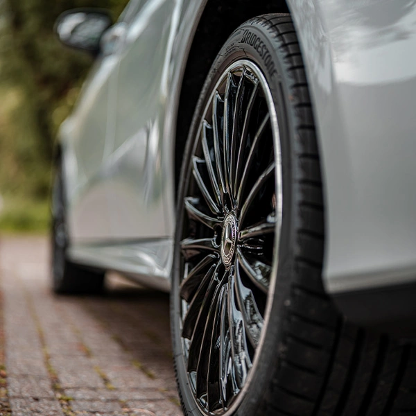Detailfoto een wiel met velg van een Mercedes-Benz A-Klasse Limousine